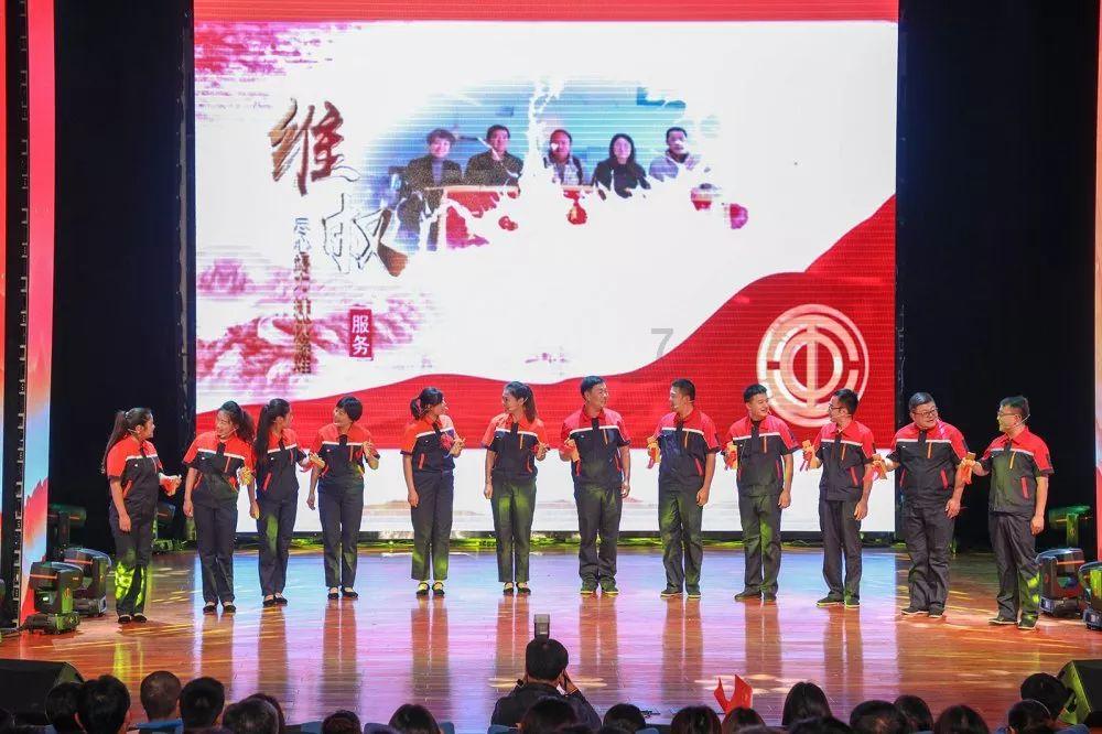 为什么这只红色的金鱼一直在水面上。但那个黑的却一直在水底下。那只红色的是不是得病了。游戏画面